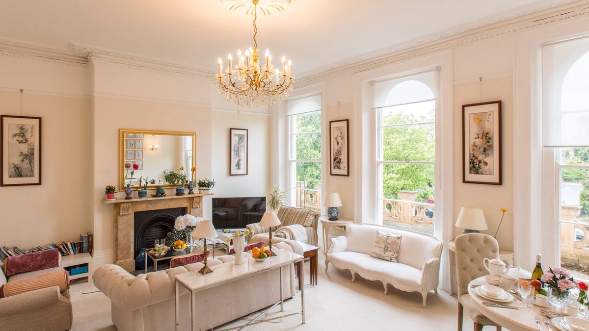 Montpellier Apartment | Beautiful & spacious Regency apt in centre Cheltenham, free parking