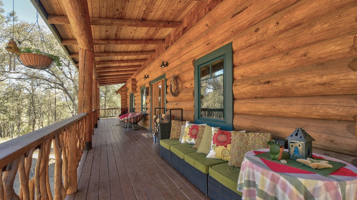 Browns Valley House | Beautiful spacious luxury Log Home on 6 acres with 30 foot ceilings and Creek