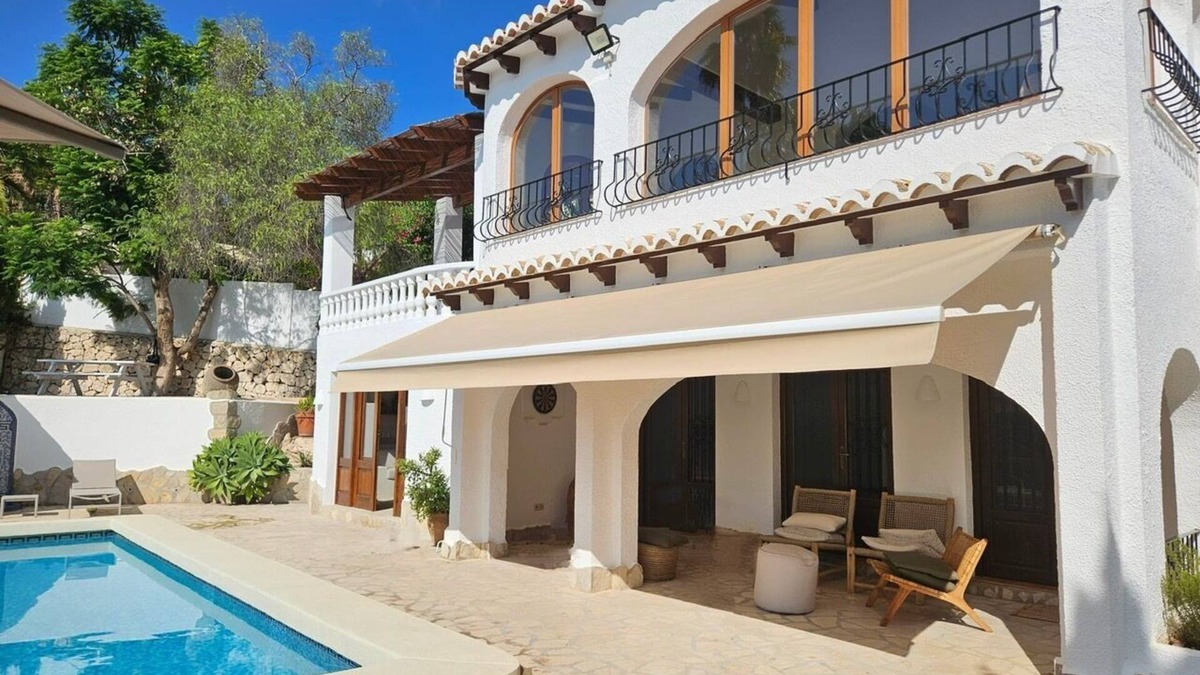 Pinar del Advocat Villa | Beautiful spacious villa with sea view and private pool close to the beach