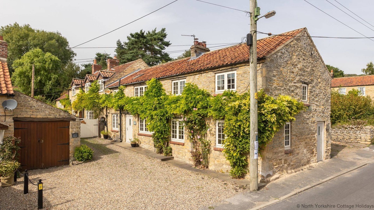 West Heslerton Cottage | Beautiful Stone Cottage in quaint North Yorkshire Village