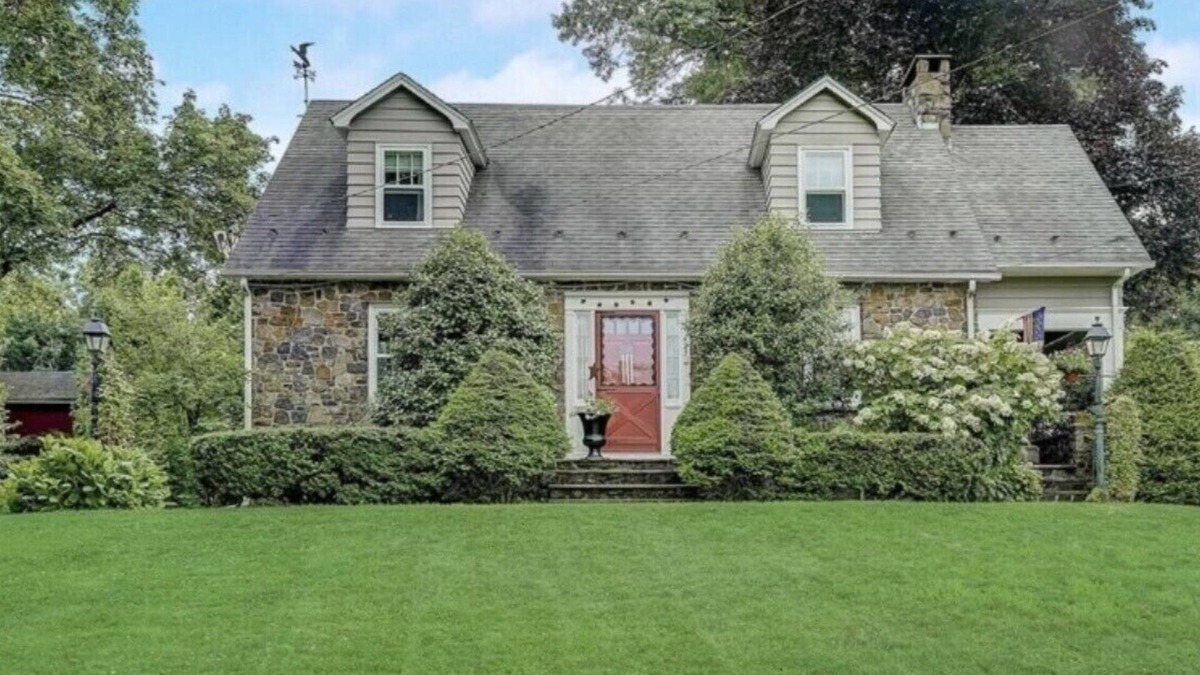 Finesville House | Beautiful stone house in pastoral riverside town