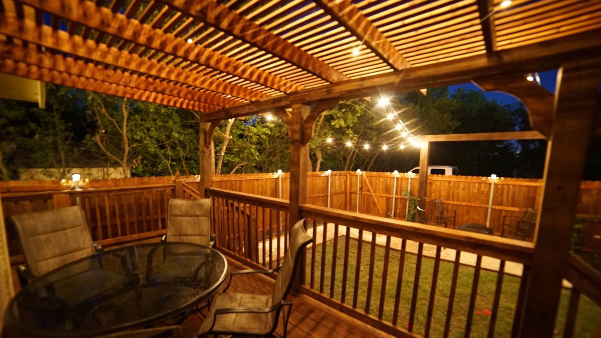 Sanger House | Beautiful Storybook Cottage Style Rustic Home Next To I-35 Easy Access!