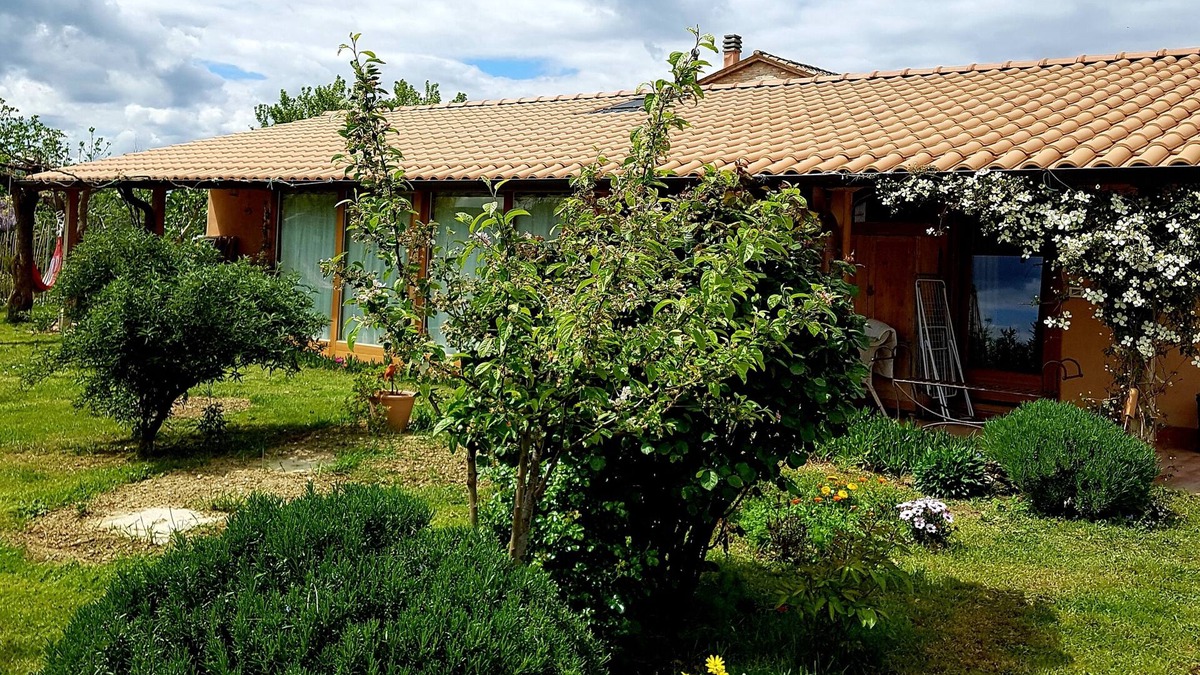 Barchi House | Beautiful straw bale house between organic vineyards and olive grove