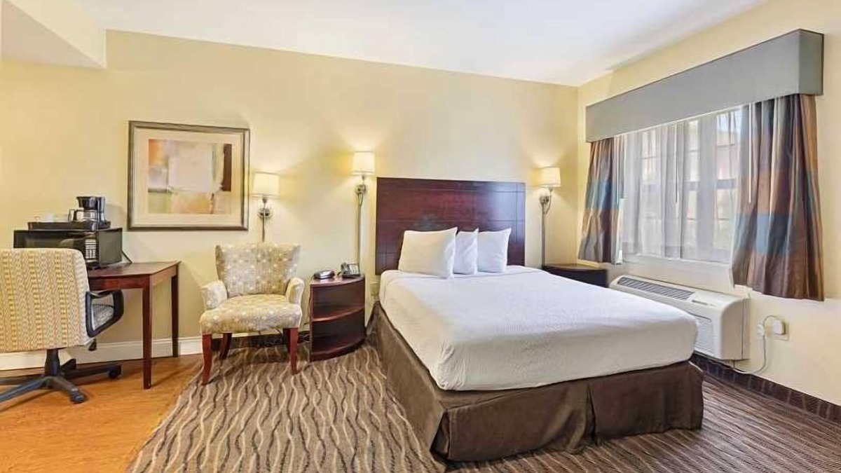 Lakeland Apartment | Beautiful Studio apartment (430985) by Houzlet