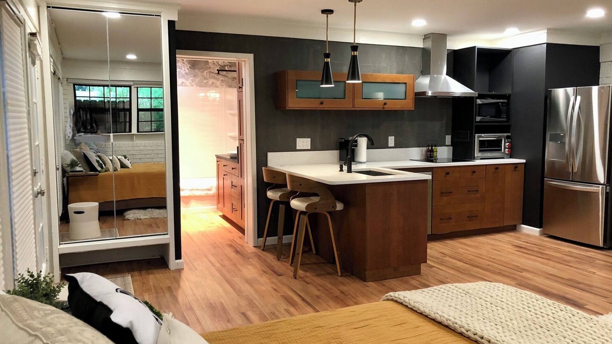 Texarkana Apartment | Beautiful Studio w Full Kit, W/D, Covered parking, Close to Shopping/Restaurants