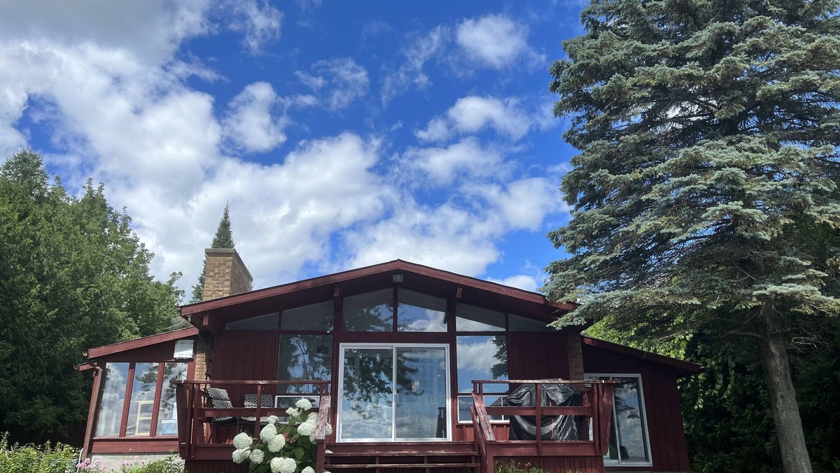 Fenelon Falls Cottage | Beautiful Sturgeon Lake Retreat