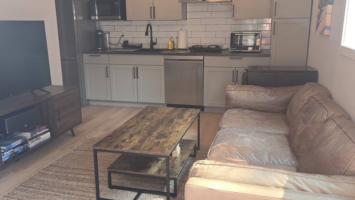 North Saanich Apartment | Beautiful suite in North Saanich. Close to Buchart Gardens, airport and ferries.