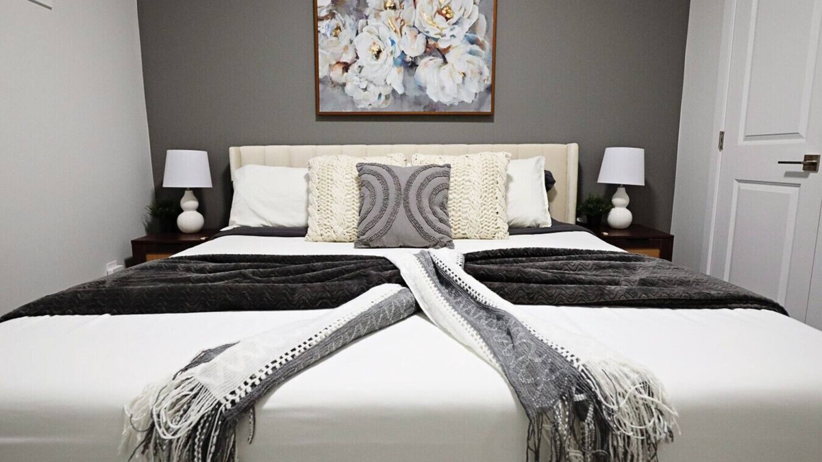 Southwest Edmonton Condo | Beautiful Suite King Bed|Long Stays|Disney|Airport