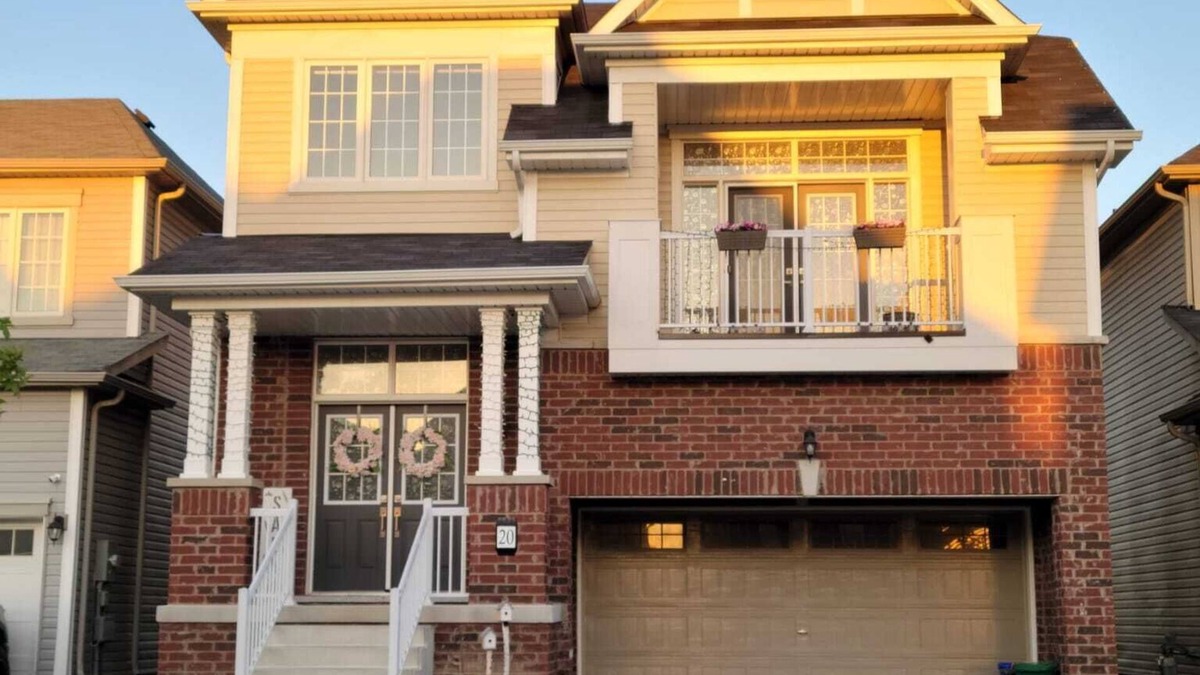 Thorold House | Beautiful Sunfilled spacious Modern Home