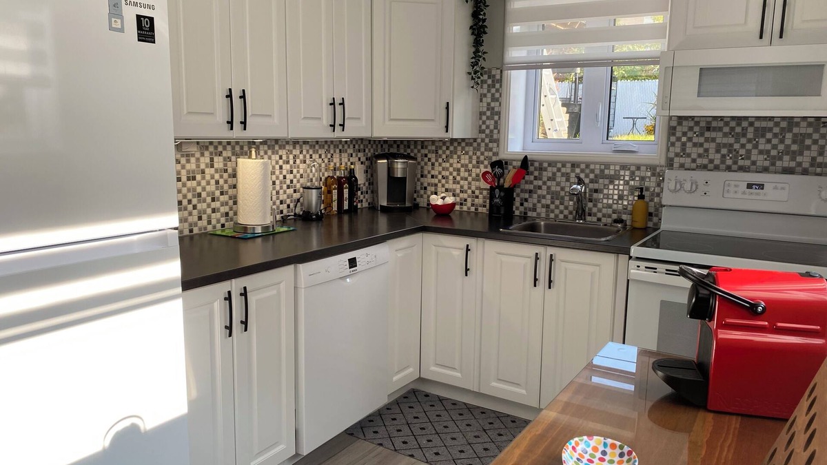 Les Rivieres Apartment | Beautiful sunny accommodation (31days +)