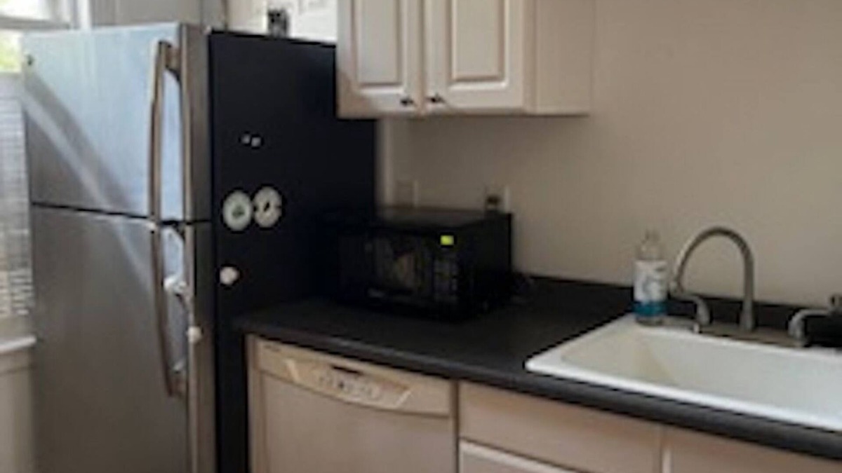 East End Apartment | Beautiful sunny first floor - walk everywhere- summer options!