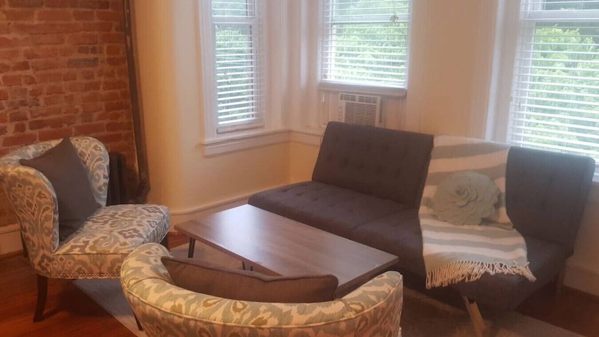 Adams Morgan Bed & Breakfast | Beautiful, Sunny Studio in Vibrant Adams Morgan
