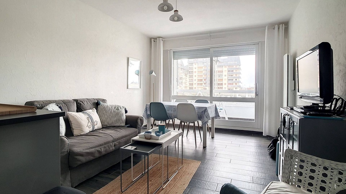 Courseulles-sur-Mer Apartment | Beautiful T3 near beaches, marina, parking, WiFi