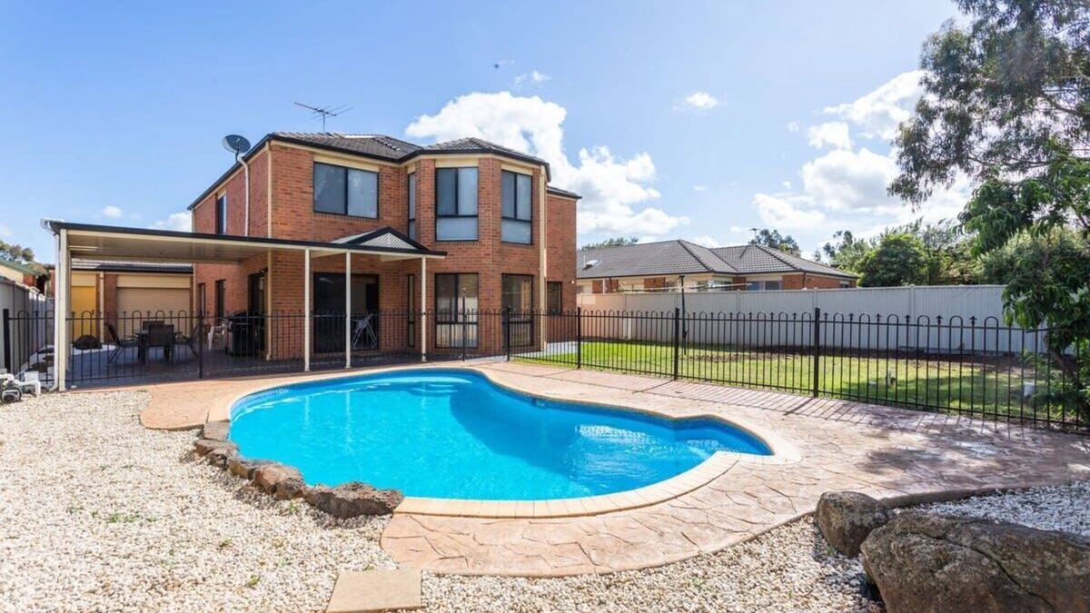 Tarneit House | Beautiful Tarneit Family Home with Pool