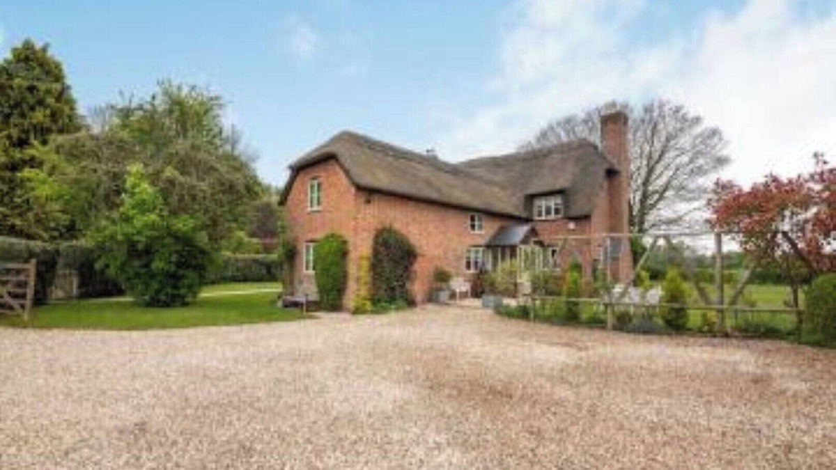 Swindon Cottage | Beautiful thatched country 4 Bedroom Cottage