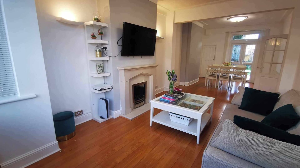 Seven Kings House | Beautiful Three Bedroom Home close to Stations
