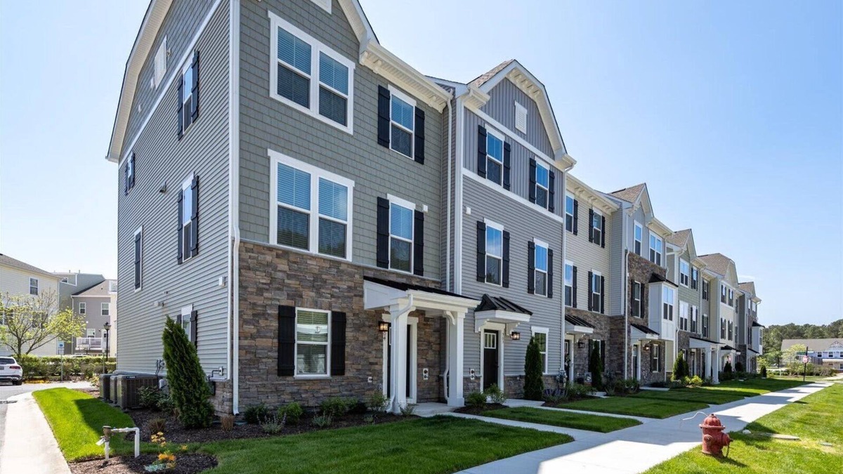 Bayside House | Beautiful Three Bedroom Townhome w/Nice Amenities