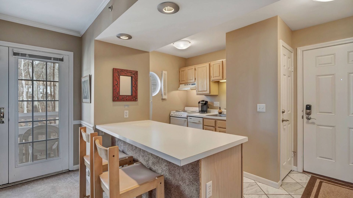 Norwichtown Apartment | Beautiful top floor corner unit. Private entrance.