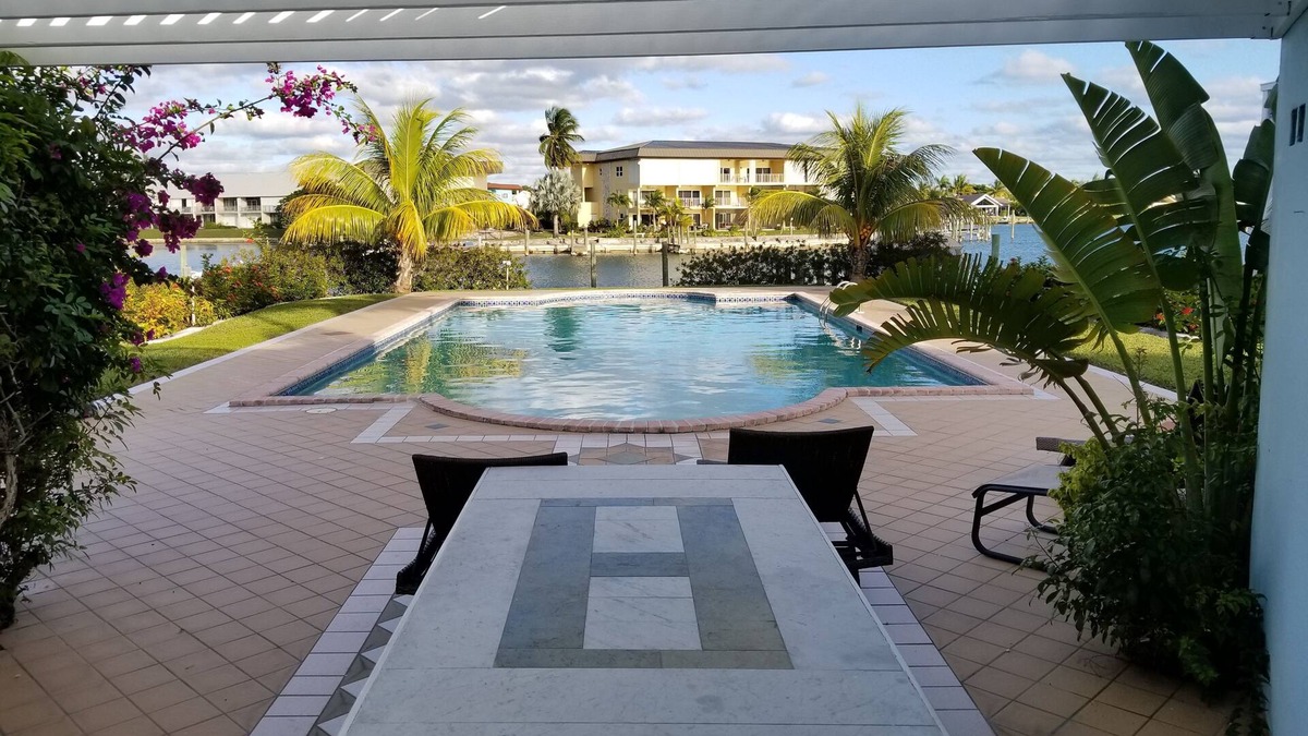 Bahamia West House | Beautiful Townhome on canal with dock slip, 2 min drive to the beach