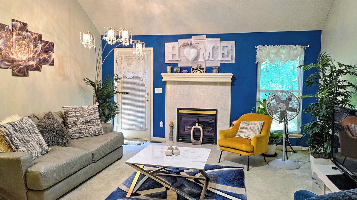 Gladstone House | Beautiful Townhome 11 minutes to Downtown, Kansas City, 15 mins to MCI Airport .