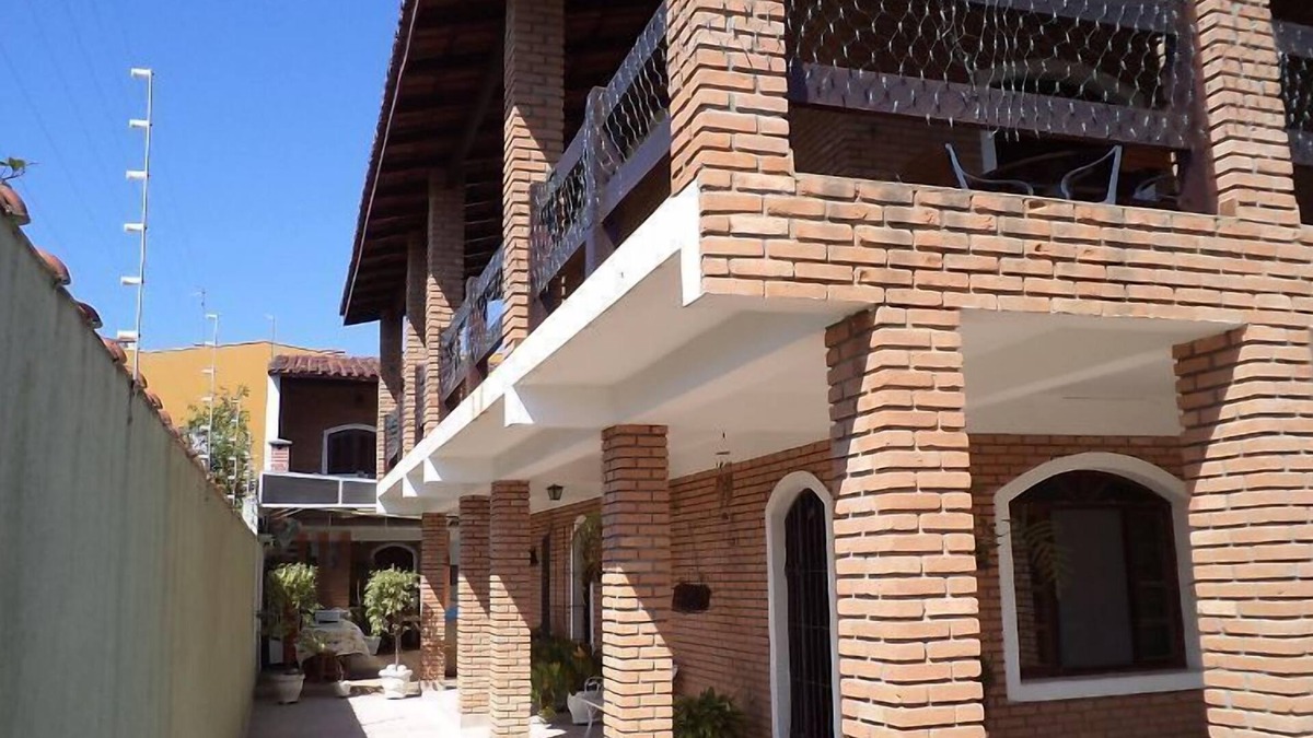 Jardim Britania House | Beautiful townhouse with pool 100 m from the beach, sleeps 14 people
