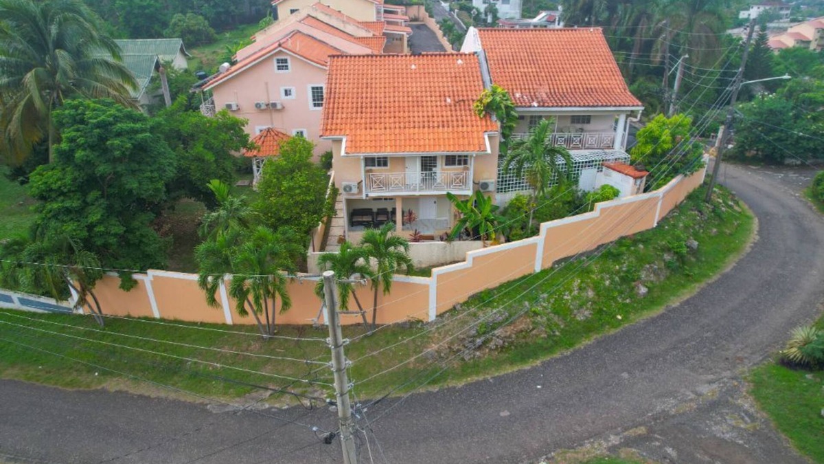 Havendale House | Beautiful Townhouse in Gated Kingstons Haven