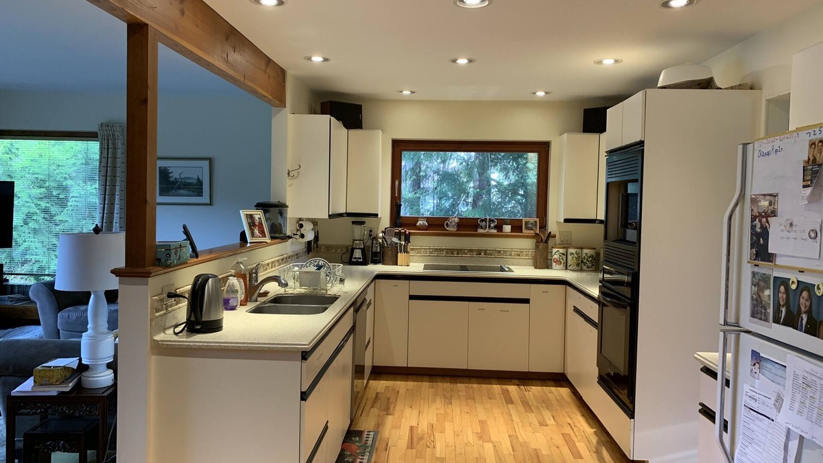 Chemainus House | Beautiful traditional family home and garden beside a lake