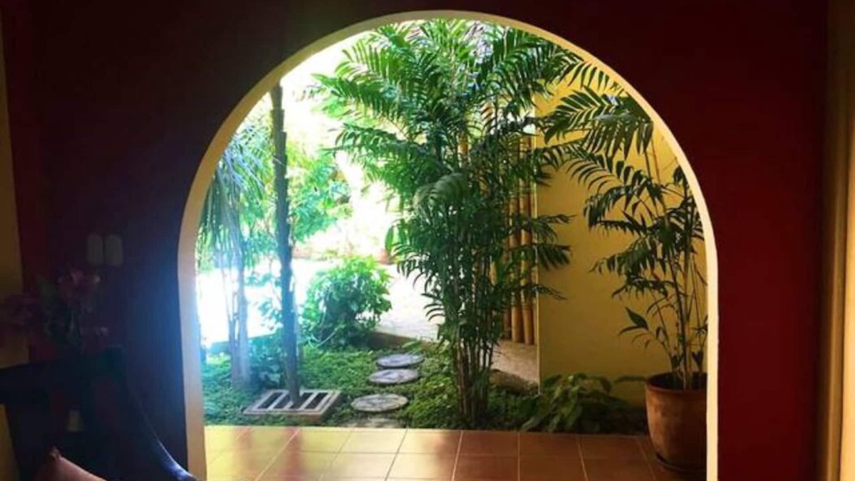 Granada House | Beautiful Tropical Paradise Near City Center