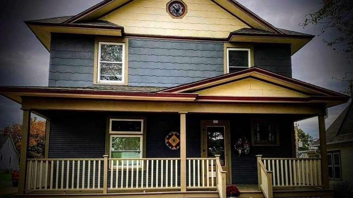 Elizabeth House | Beautiful turn of the century home in Elizabeth,Il 10 minutes from Galena