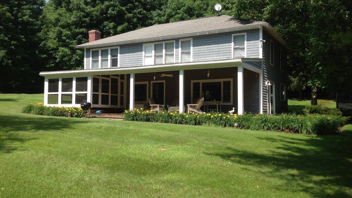 Salisbury Cottage | BEAUTIFUL TWIN LAKES RENTAL - Weekly or Seasonal Term Available