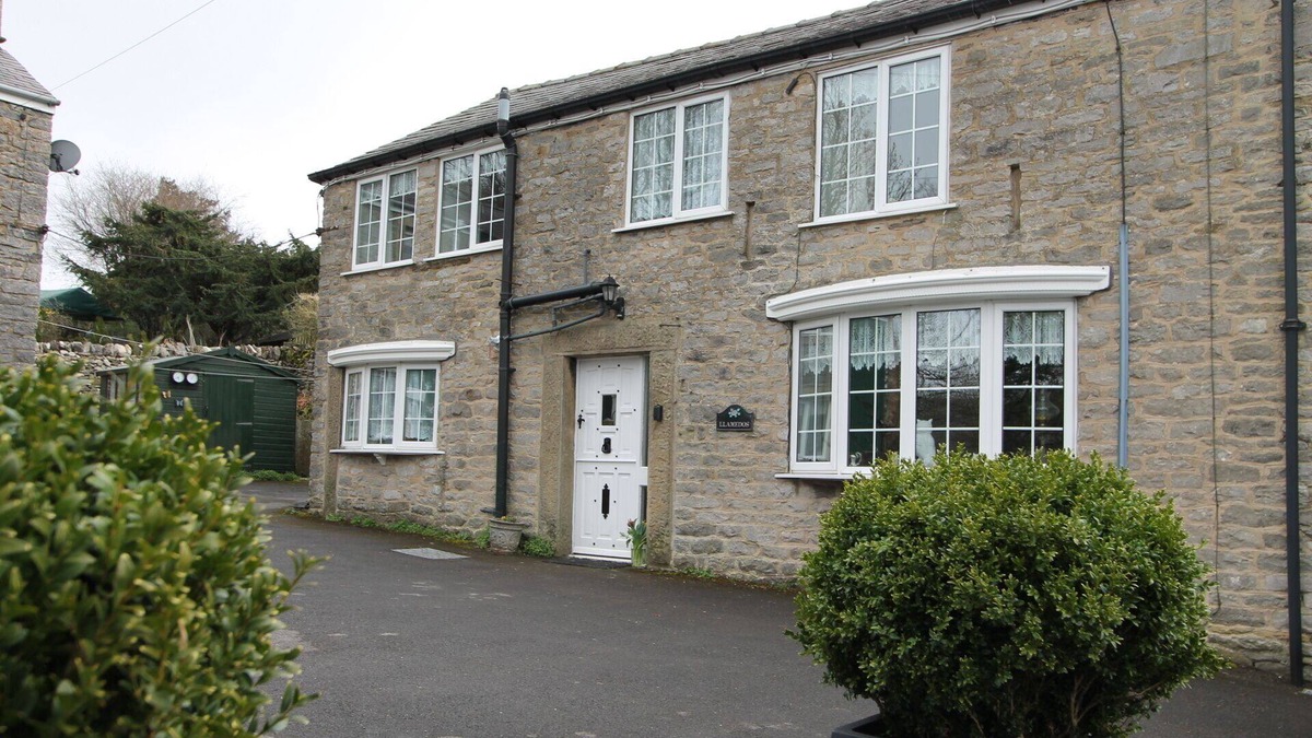 Castleton Cottage | Beautiful Two Bedroom Country Cottage in Castleton Village with Patio & Parking