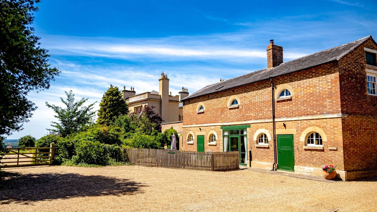 Flecknoe House | Beautiful two storey house set in a charming courtyard