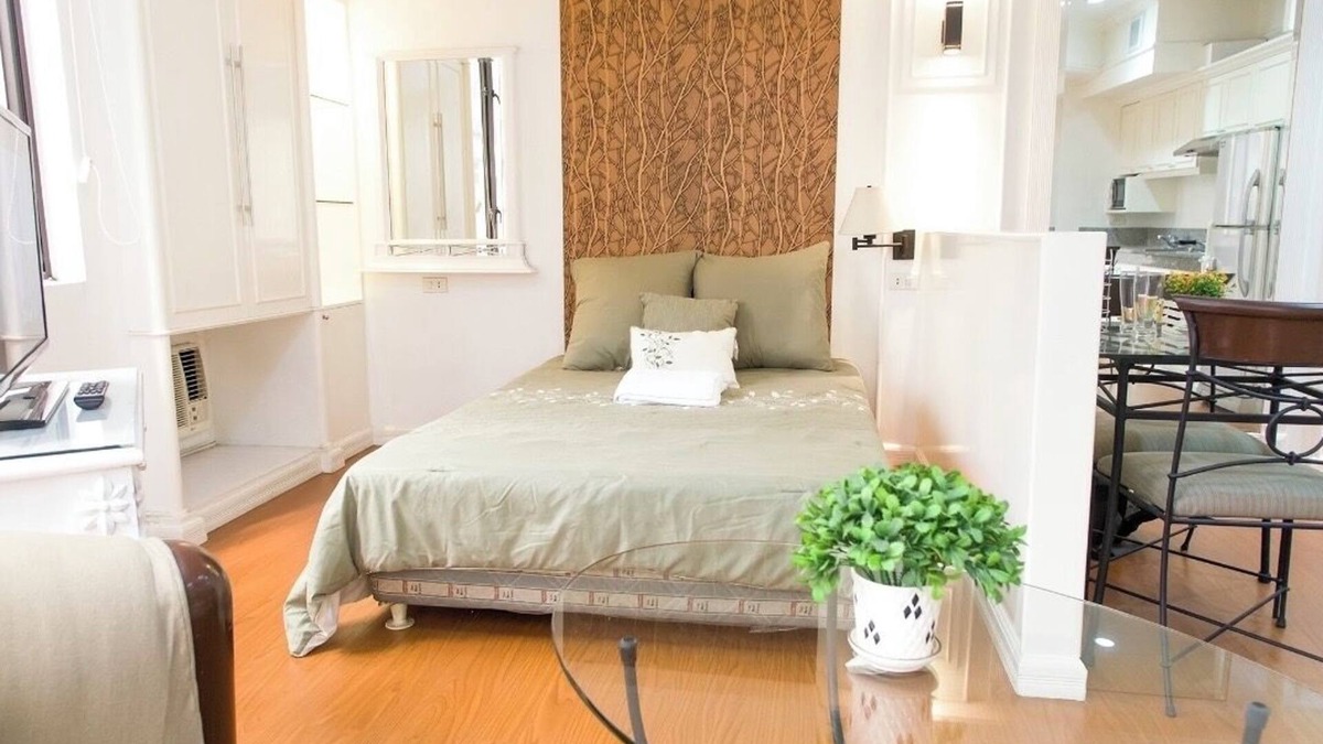Urdaneta Condo | Beautiful unit across greenbelt5 + high speed wifi + Netflix