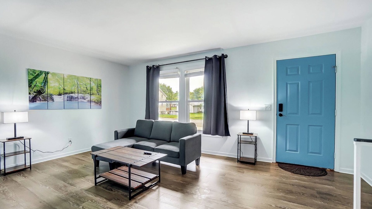 Huntington House | Beautiful Updated 4 Bedroom Home in Huntington, King Bed, Close to University!