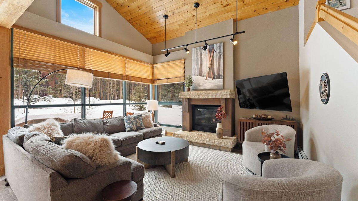 Keystone House | Beautiful Updated Townhome, Shared Hot Tubs & 3-Min Drive to the Ski Village!