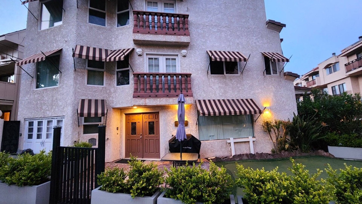 Avalon Villa | Beautiful, Upscale & Unique Tuscan-Style 3 Story With 1 King Bedroom & 2 Baths.