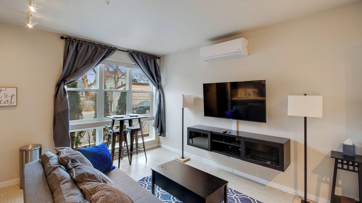 Powderhorn Apartment | Beautiful Uptown Studio@Super Fast WiFi@In-Unit W/D@Keurig + Coffee@Roku TV