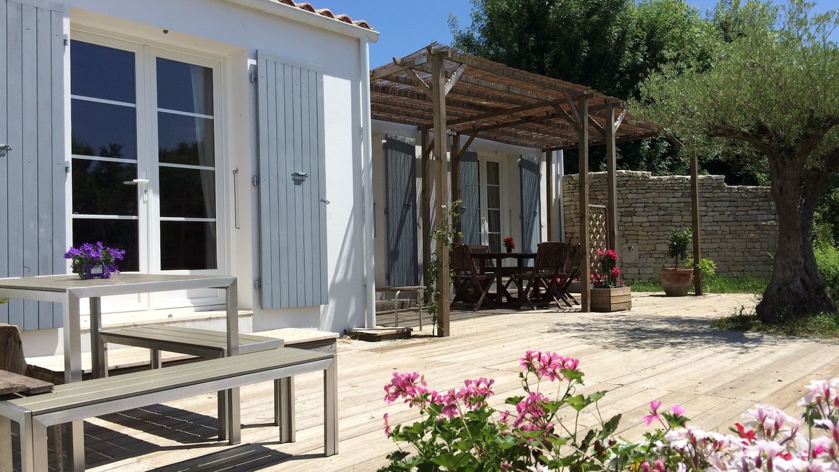 Le Chateau-d'Oleron Villa | Beautiful villa with pool and park