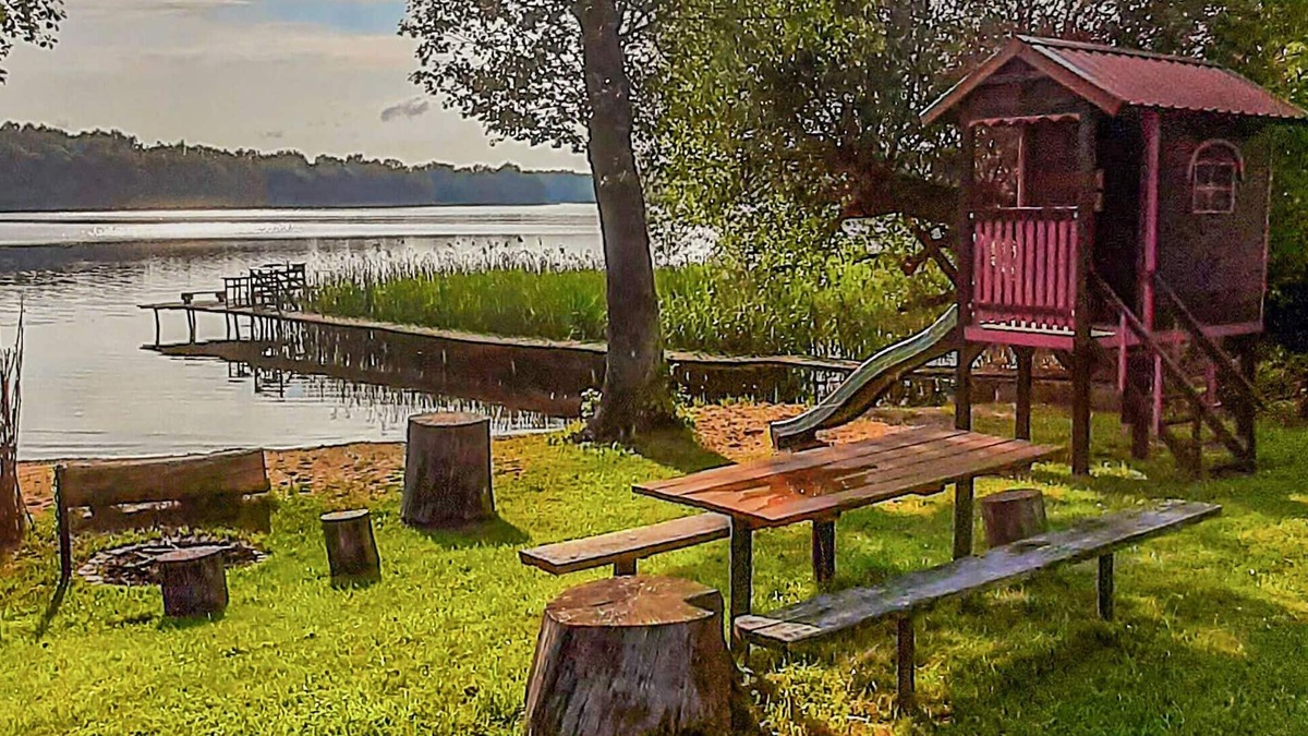 Barczewo House | Beautiful vacation country house with large garden directly on the water.