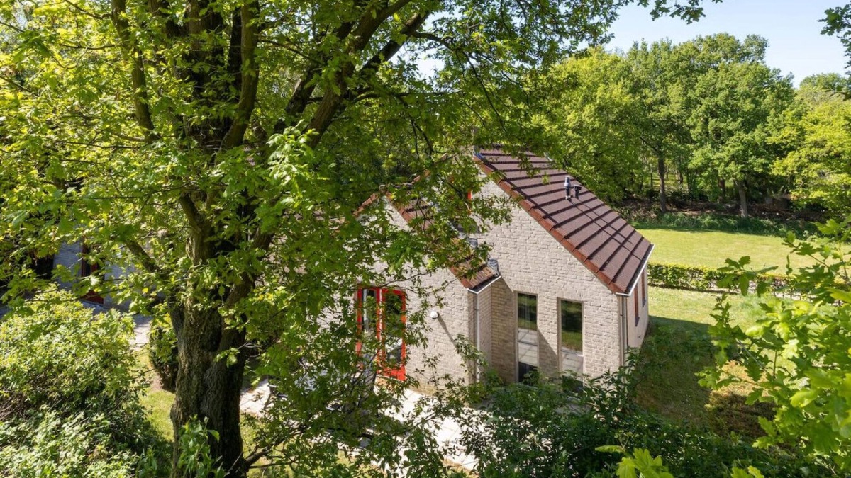 Ewijk House | Beautiful vacation home on park by swimming water
