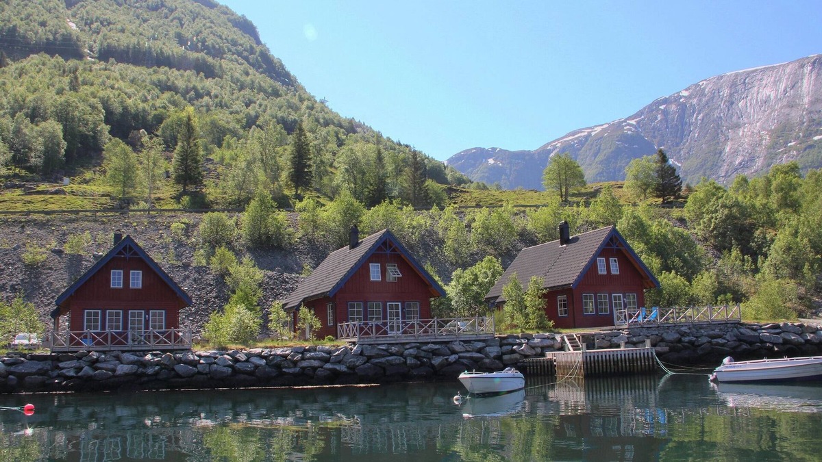 Mauranger House | Beautiful vacation home on the fjord in Norway - motorboat 20 + 25 hp can be rented separately.