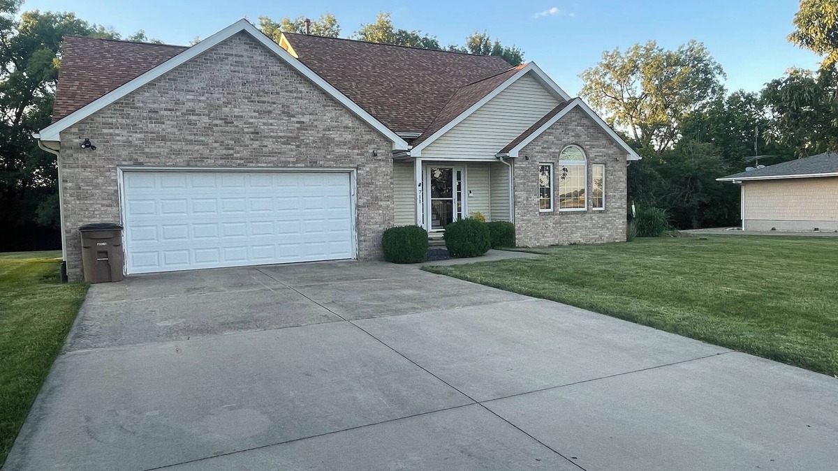 Shelbyville House | Beautiful vacation home seconds away from Lake Shelbyville Beach and Boat Ramp!