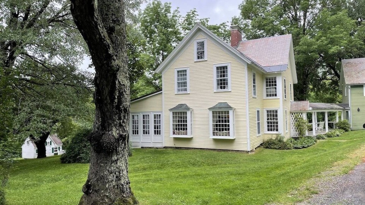 Dorset House | Beautiful Vermont 5 Bedroom farmhouse located in the picturesque Dorset Hollow.