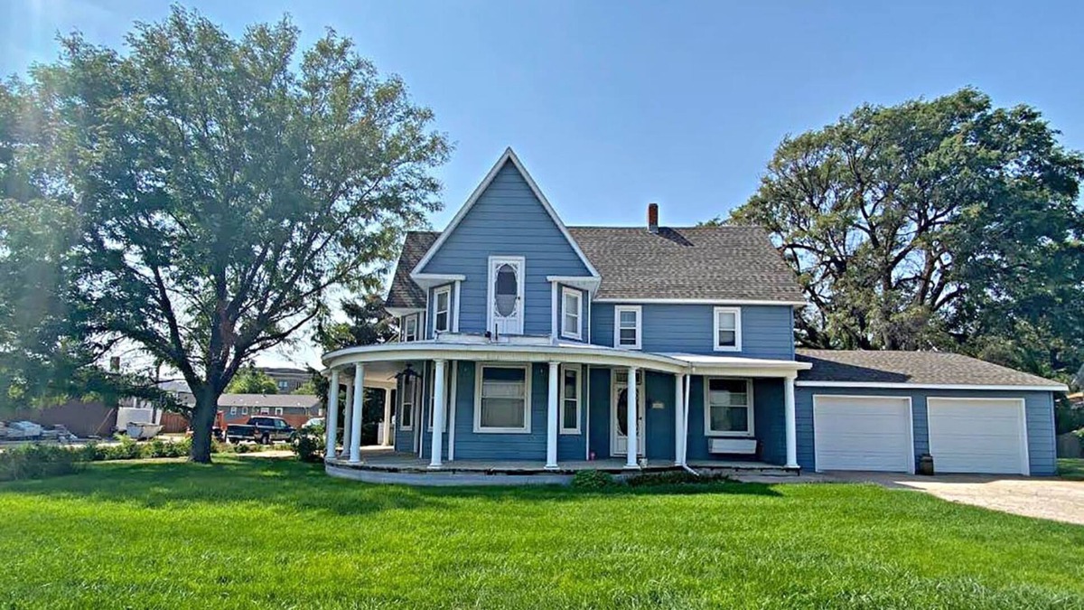Hoxie Bed & Breakfast | Beautiful Victorian in rural northwest Kansas
