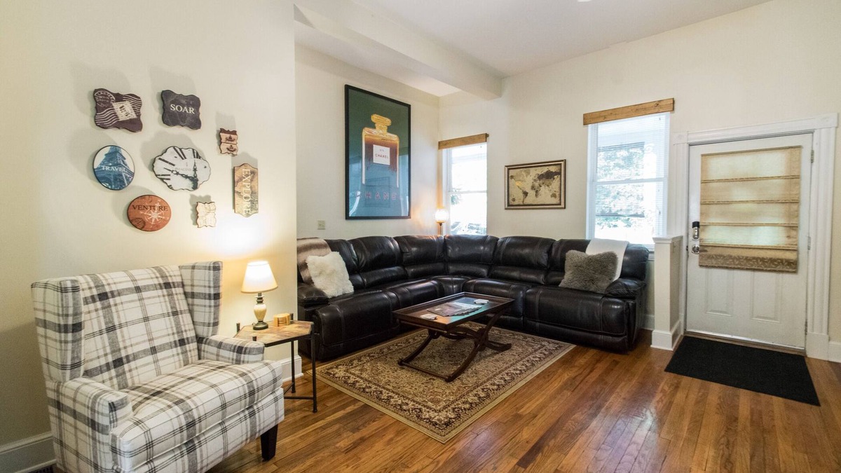 East Price Hill Apartment | Beautiful Victorian Apartment - Serene Wooded Setting - Close to the City