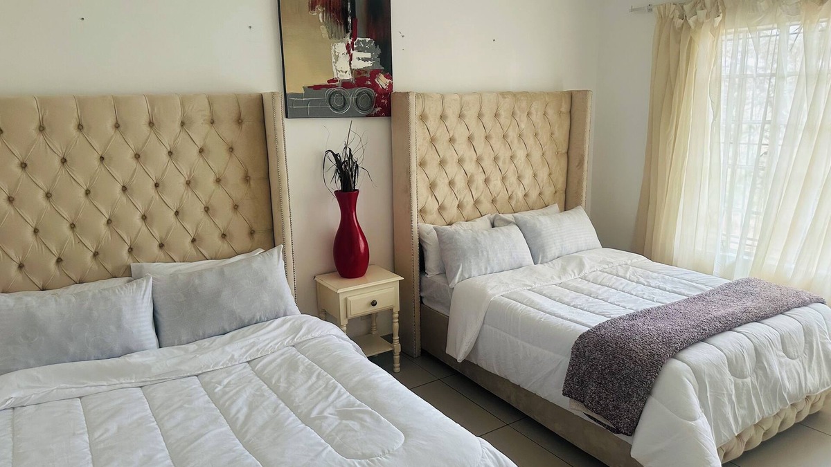 Muldersdrift Villa | Beautiful view for your function. Large land for gatherings and spacious room.