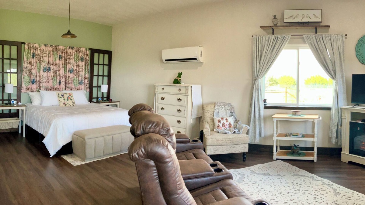 Palo Pinto County Cottage | Beautiful view! Minutes away from MW, PK Lake, Parks, Shopping & Restaurants!