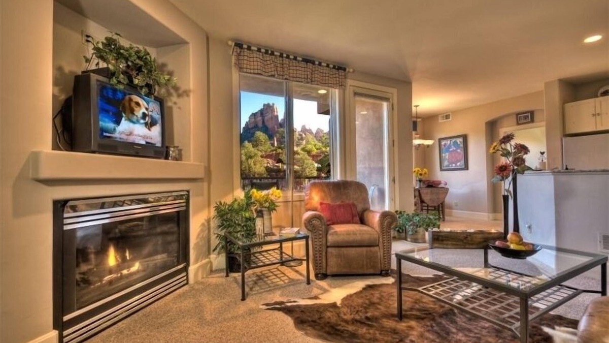 Sedona Condo | *Beautiful Views*Ensuite Jetted Tub for Two*Private Deck*Fireplace*Walk to All!
