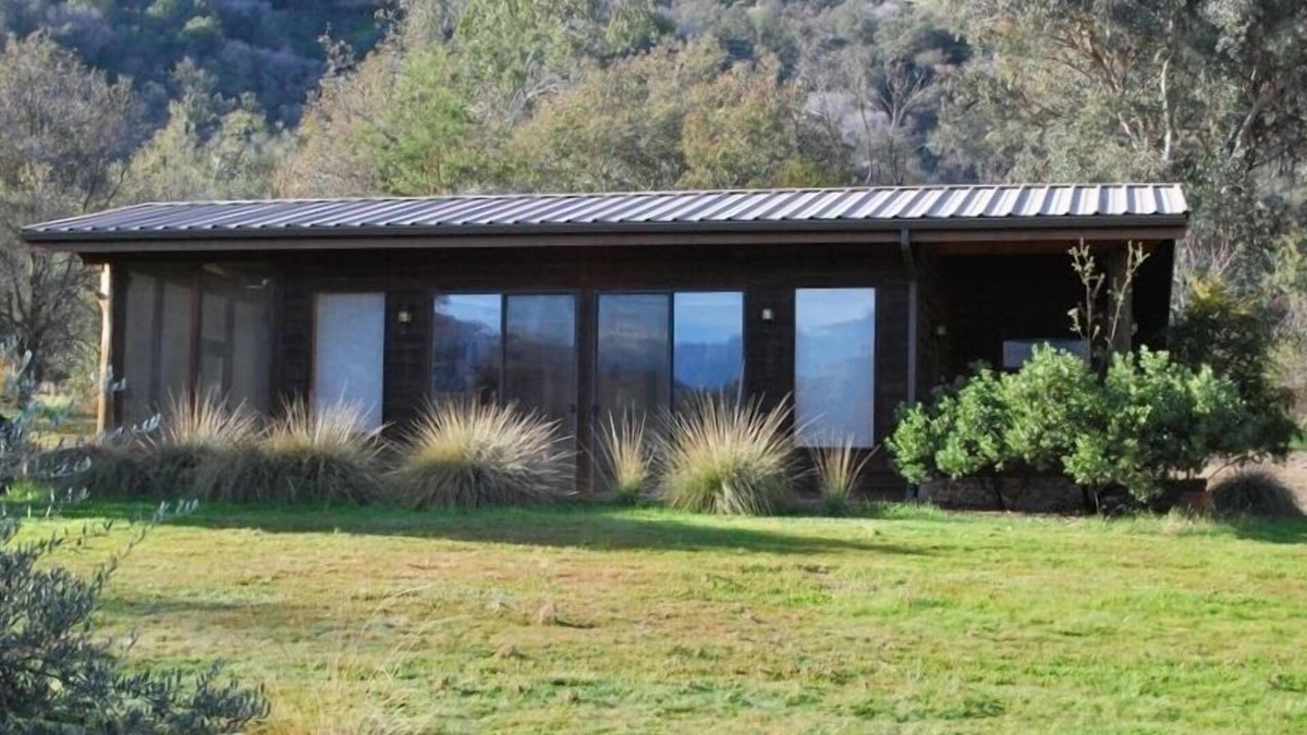 Three Rivers Cottage | Beautiful Views. Fully Furnished Cabin. Locally owned