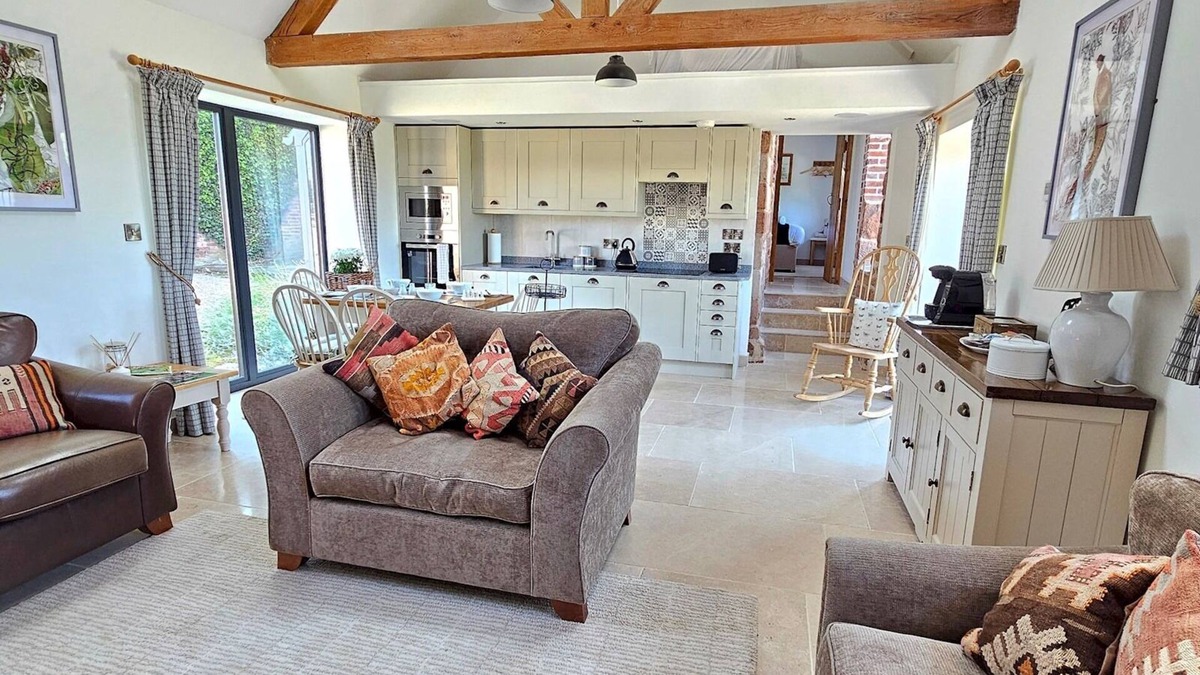 Billingsley House | Beautiful Views Historic 16th Cent Barn Conversion| Pass the Keys